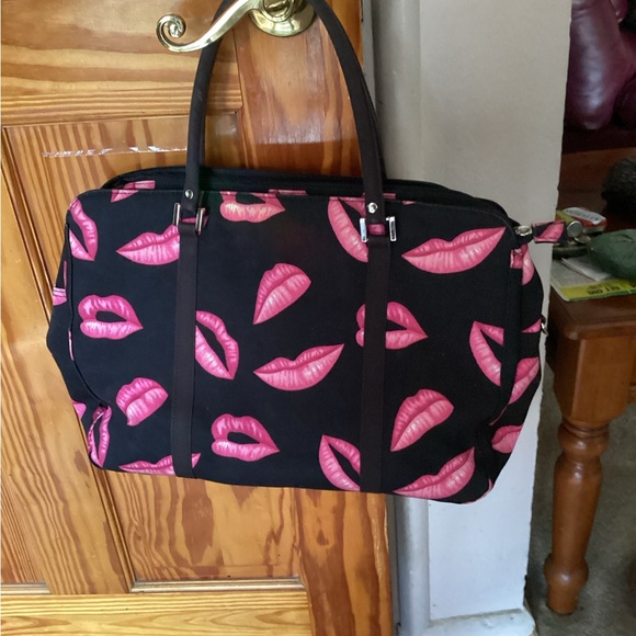 Handbags - Stylish Black and Pink Lips Tote Bag